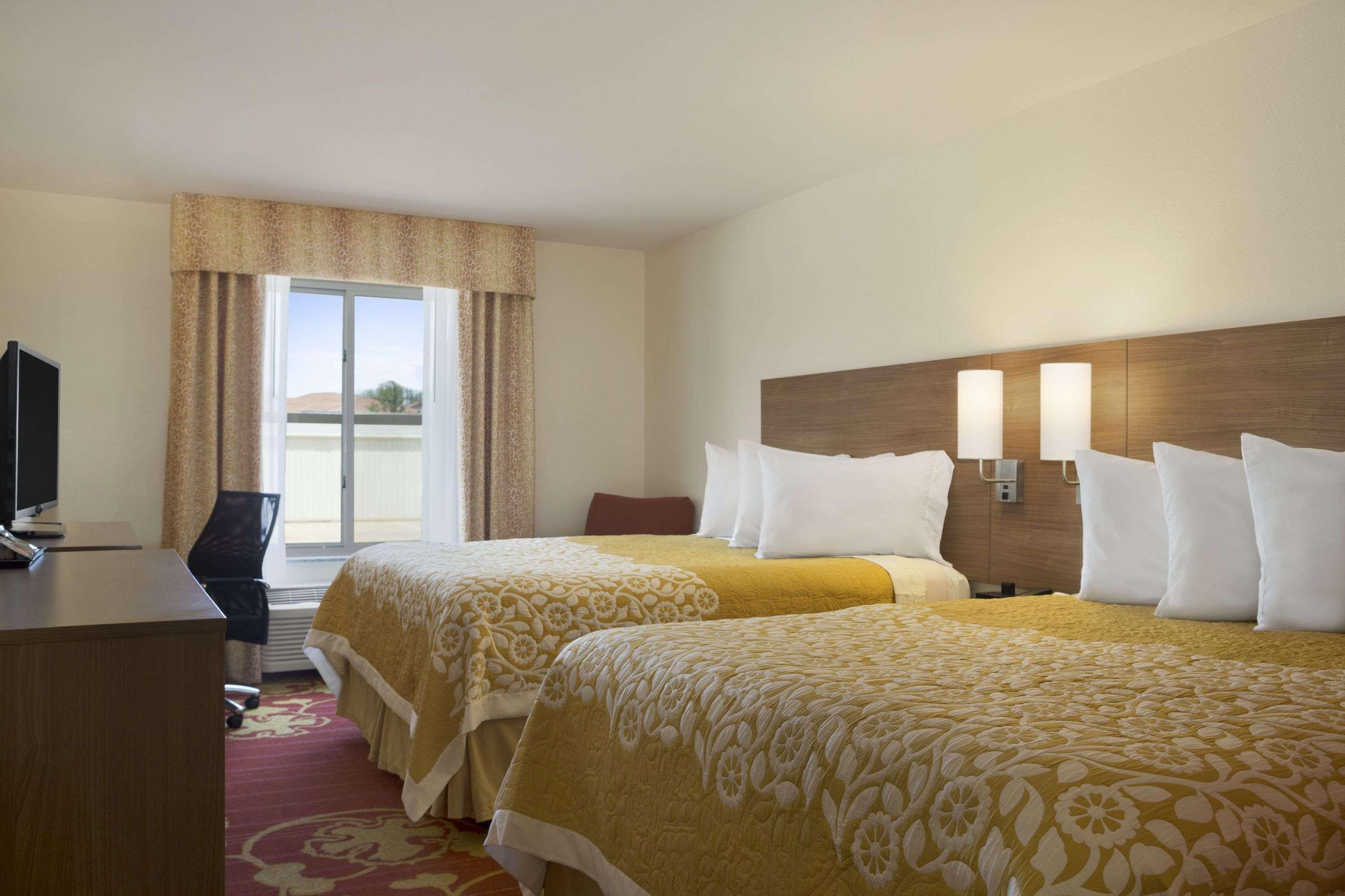 Days Inn & Suites By Wyndham Belmont Exteriér fotografie