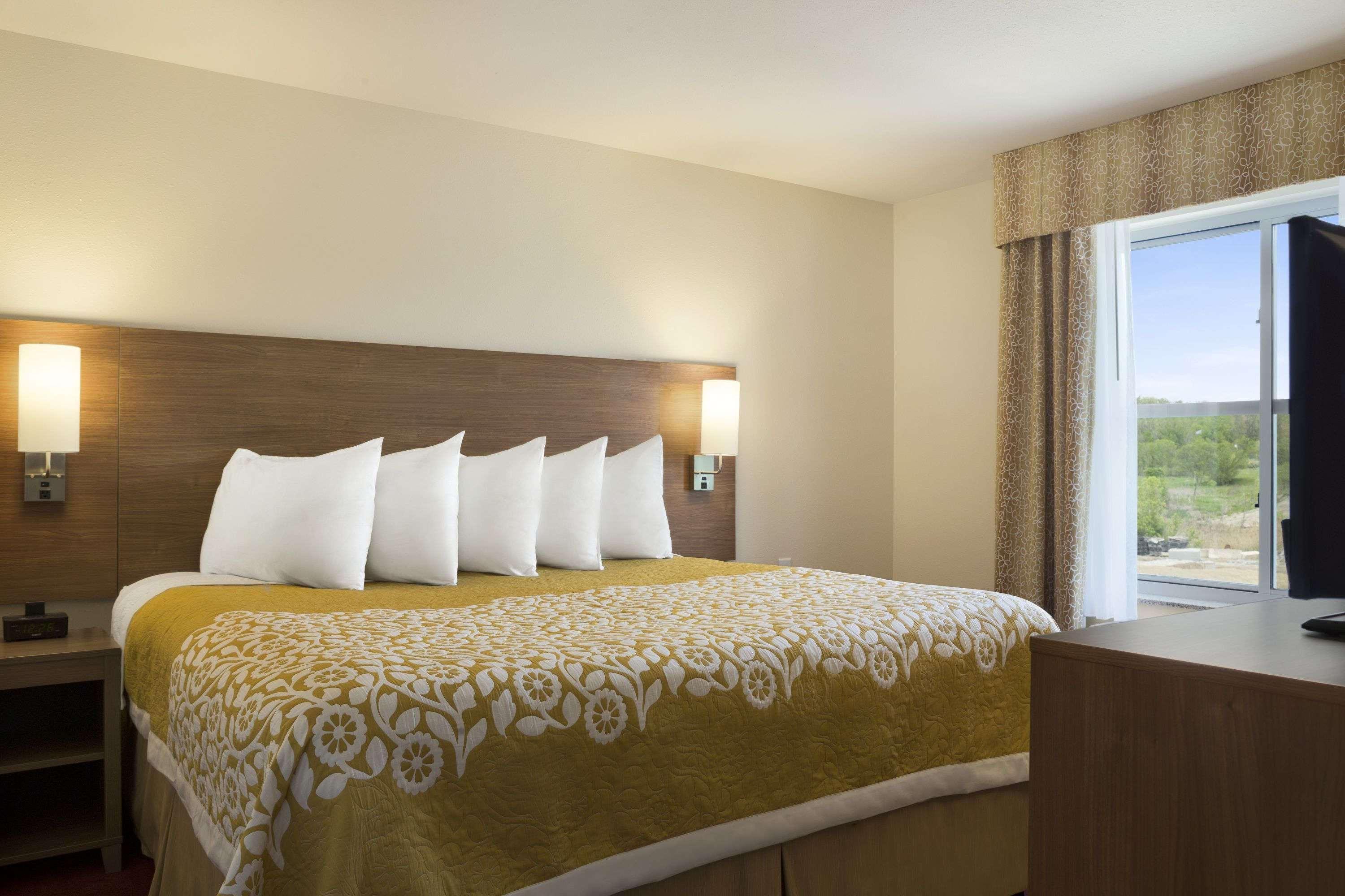 Days Inn & Suites By Wyndham Belmont Exteriér fotografie